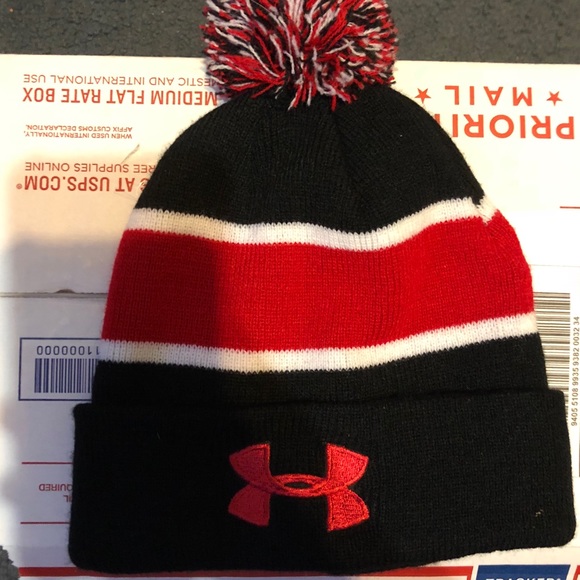 Warm Soft Hat Under Armour with ball - Picture 1 of 2